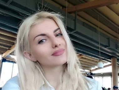 Aσημίνα Ουστάλλι: Ξεσηκώνει το instagram με το κόκκινο φόρεμά της (φωτο)